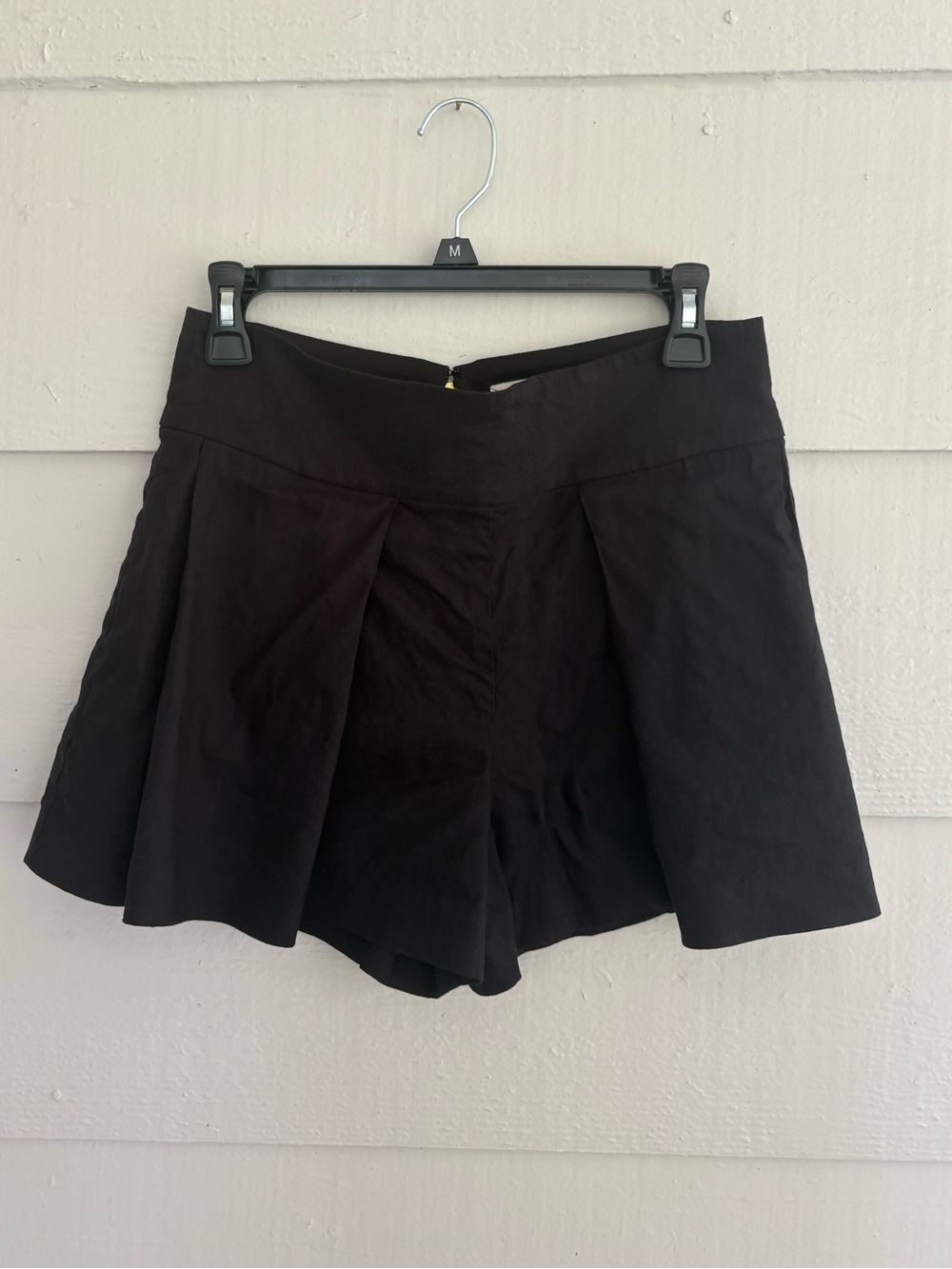 Atelier Nicole Miller Black Pleated Skort Size 4 Gold Zip Minimalist Office